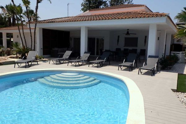 Spanienurlaub auch mit Hund, das ist in Riomar im Ebro-Delta direkt am Meer möglich. Luxuriöses Ferienhaus für bis zu 10 Personen.