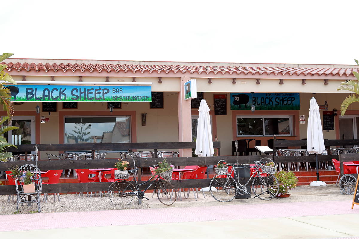 Die Terrasse des Restaurants "Black Sheep" in Riomar  | © 2022 RIOMAR.NET